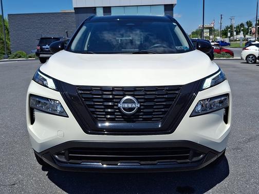 2 Tone White / Black Roof 2023 Nissan Rogue SV