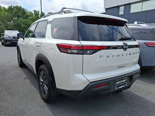 2024 Nissan Pathfinder SV