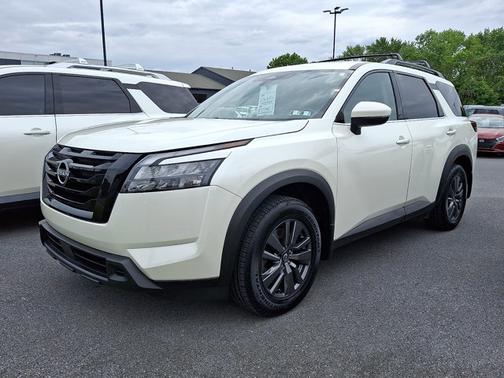 White 2023 Nissan Pathfinder SV