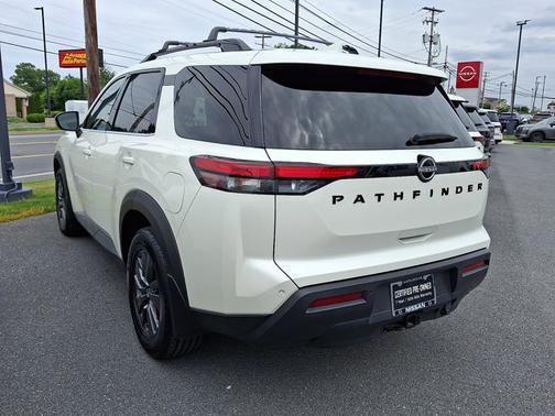 White 2023 Nissan Pathfinder SV