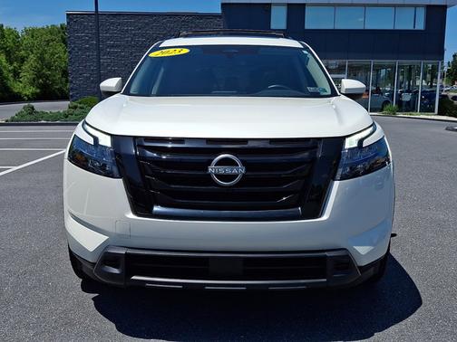 White 2023 Nissan Pathfinder SV