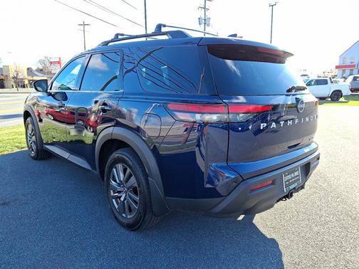 2024 Nissan Pathfinder SV