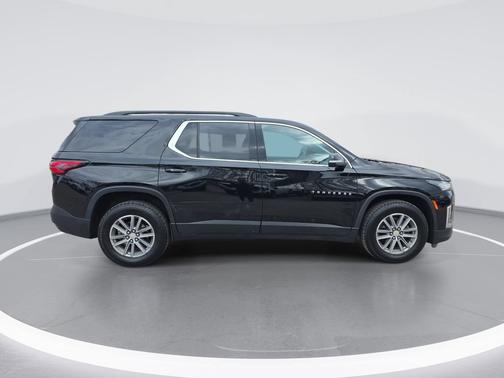 Mosaic Black Metallic 2023 Chevrolet Traverse LT Cloth