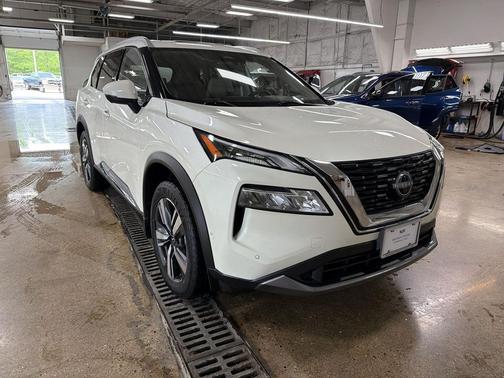 Pearl White Tricoat 2023 Nissan Rogue SL