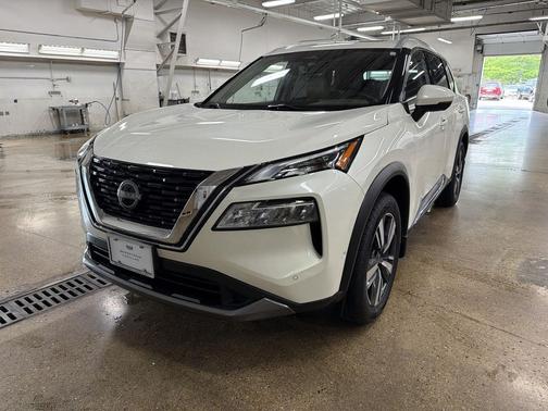 Pearl White Tricoat 2023 Nissan Rogue SL