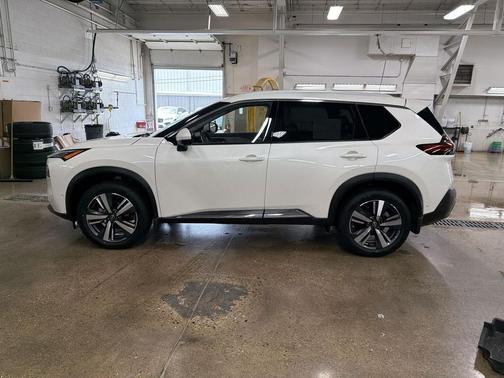 Pearl White Tricoat 2023 Nissan Rogue SL