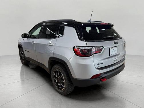 Silver Zynith Metallic Clearcoat 2025 Jeep Compass Trailhawk
