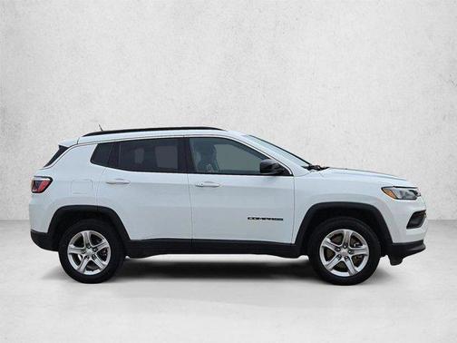 Bright White Clearcoat 2024 Jeep Compass Latitude