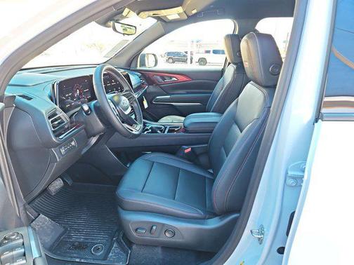 Polar White Tricoat 2026 Chevrolet Traverse AWD Z71