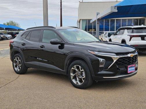 Mosaic Black Metallic 2025 Chevrolet Trax LT