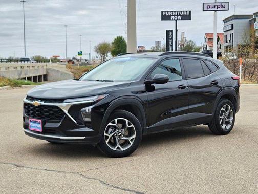 Mosaic Black Metallic 2025 Chevrolet Trax LT