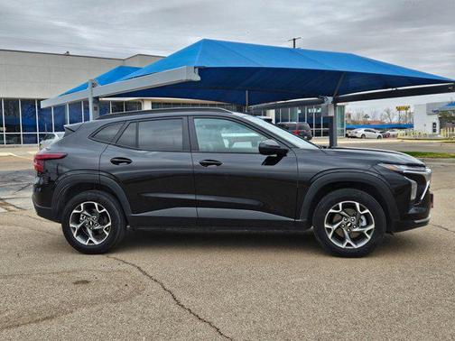 Mosaic Black Metallic 2025 Chevrolet Trax LT
