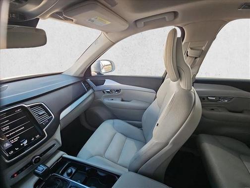 Crystal White Pearl Metallic 2017 Volvo XC90 T6 Momentum