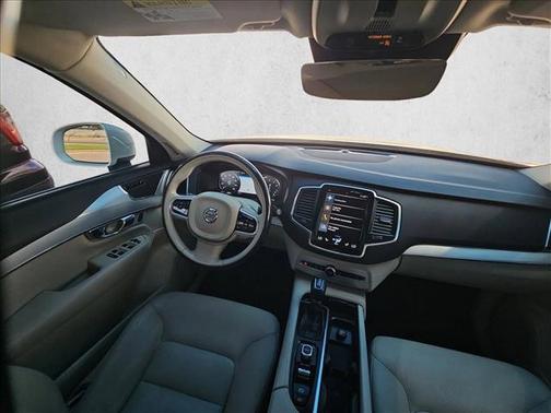 Crystal White Pearl Metallic 2017 Volvo XC90 T6 Momentum
