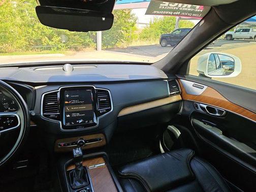 Crystal White Pearl Metallic 2019 Volvo XC90 T6 Inscription