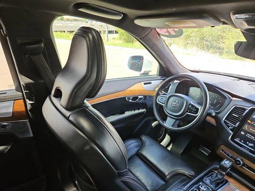 Crystal White Pearl Metallic 2019 Volvo XC90 T6 Inscription