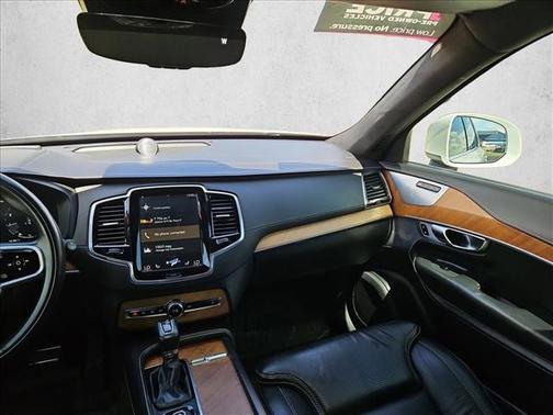 Crystal White Pearl Metallic 2019 Volvo XC90 T6 Inscription