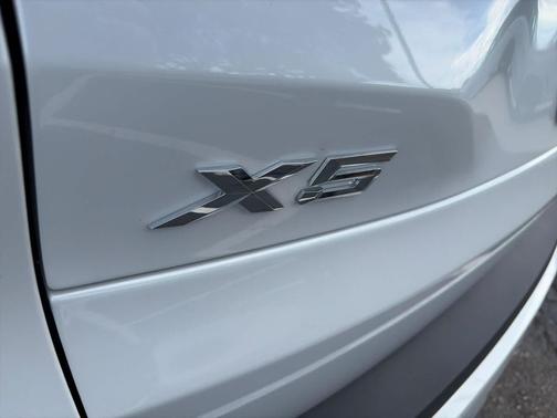 Mineral White Metallic 2026 BMW X5 sDrive40i