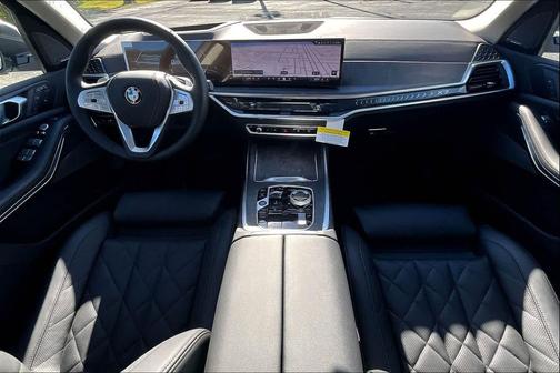 Mineral White Metallic 2026 BMW X7 xDrive40i