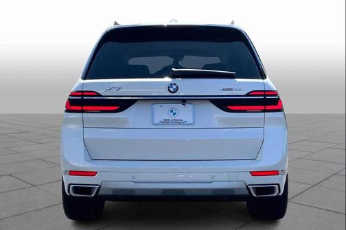 Mineral White Metallic 2026 BMW X7 xDrive40i