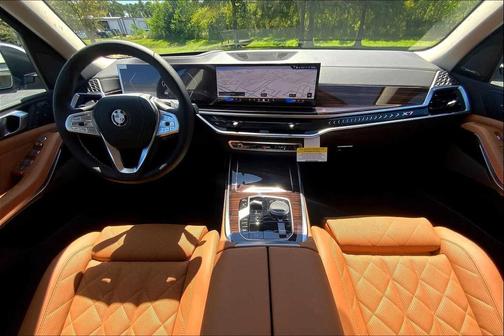 Mineral White Metallic 2026 BMW X7 xDrive40i
