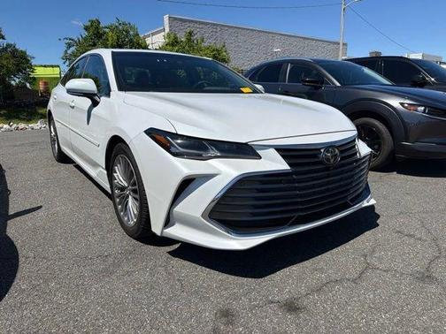 White 2019 Toyota Avalon XLE