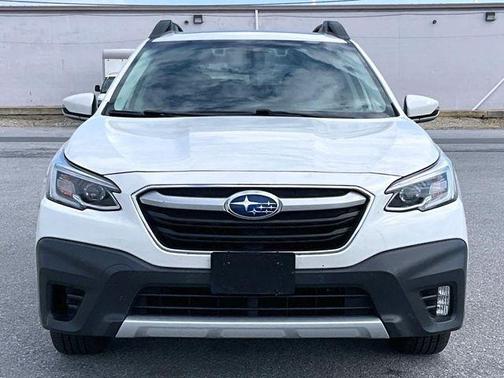 Crystal White Pearl 2022 Subaru Outback Limited
