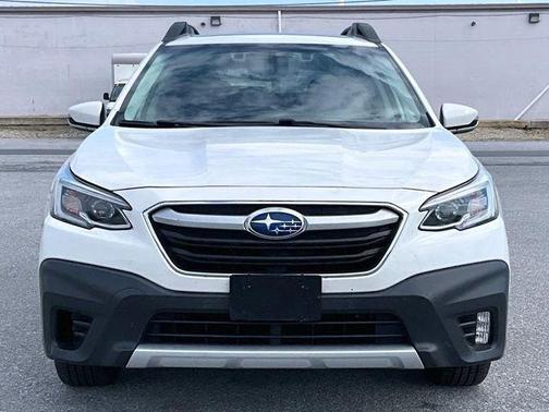Crystal White Pearl 2022 Subaru Outback Limited