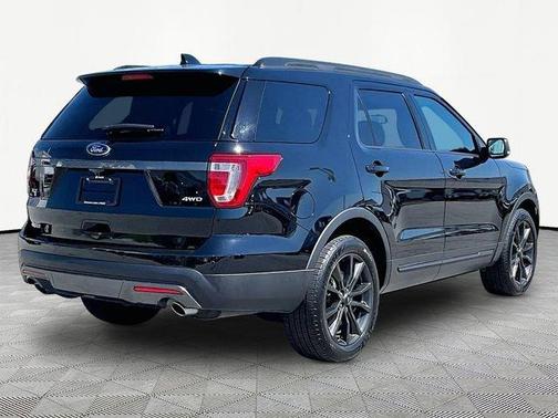 Black 2017 Ford Explorer XLT
