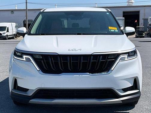 White 2022 Kia Carnival LXS