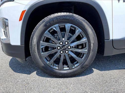 White 2023 Chevrolet Traverse RS