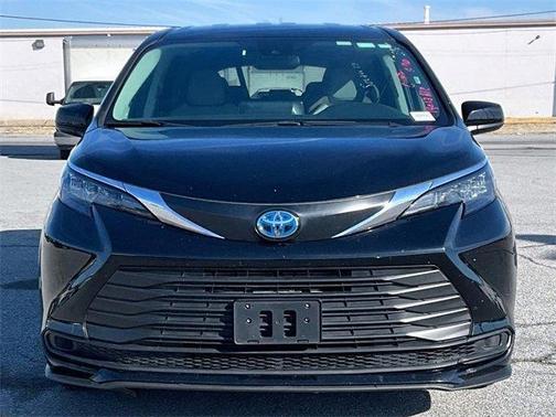 2024 Toyota Sienna LE