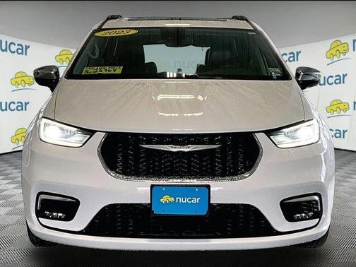 White 2023 Chrysler Pacifica Limited