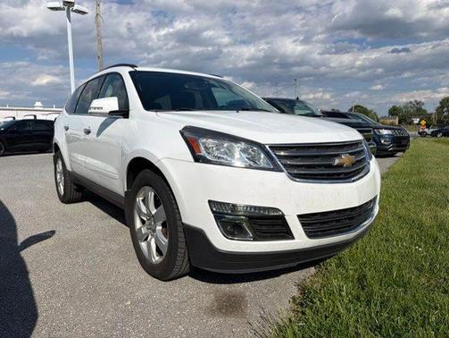 White 2017 Chevrolet Traverse 1LT