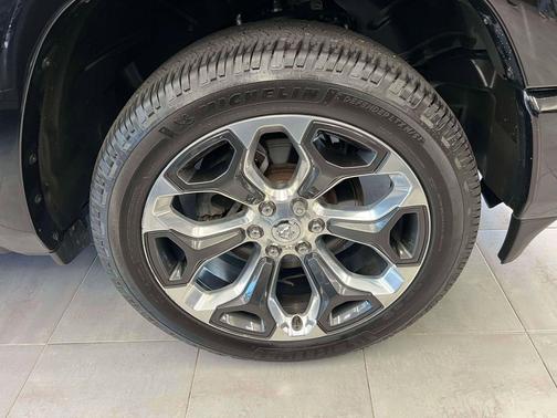 Diamond Black Crystal Pearlcoat 2020 RAM 1500 Limited