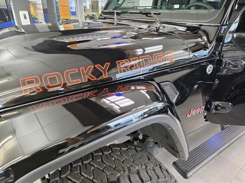 Black Clear-Coat Exterior Paint 2026 Jeep Gladiator Rubicon