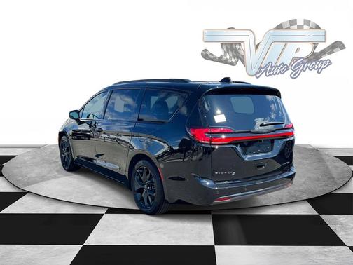 Diamond Black Crystal Pearlcoat 2026 Chrysler Pacifica Limited