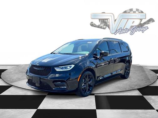 Diamond Black Crystal Pearlcoat 2026 Chrysler Pacifica Limited