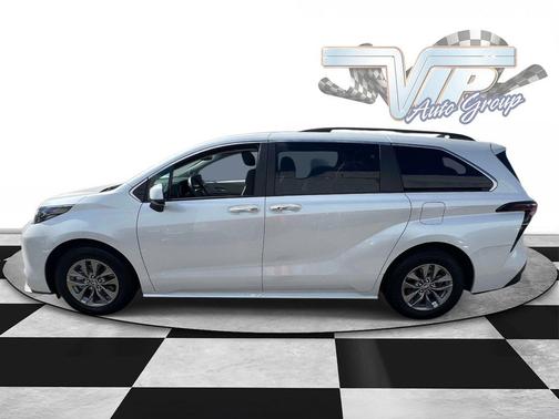 Pearl 2024 Toyota Sienna XLE
