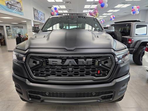 Diamond Black Crystal Pearl-Coat Exterior Paint 2026 RAM 1500 Laramie