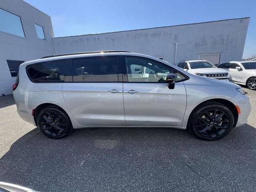 Silver Mist Clearcoat 2026 Chrysler Pacifica Limited