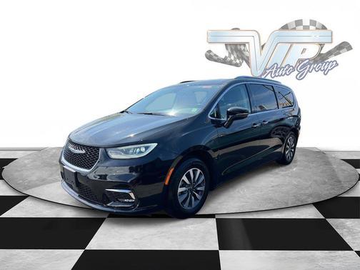 Brilliant Black Crystal Pearlcoat 2021 Chrysler Pacifica Touring L