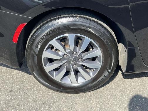Brilliant Black Crystal Pearlcoat 2021 Chrysler Pacifica Touring L