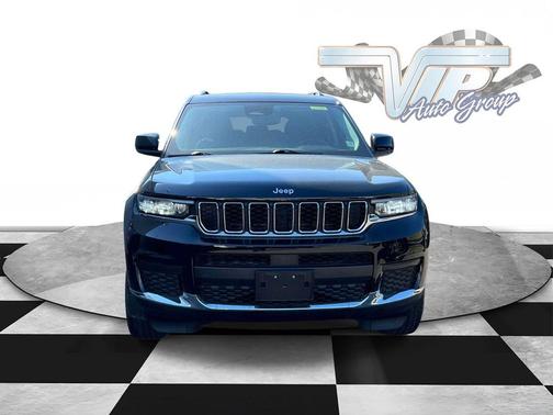 Diamond Black Crystal Pearlcoat 2022 Jeep Grand Cherokee L Laredo