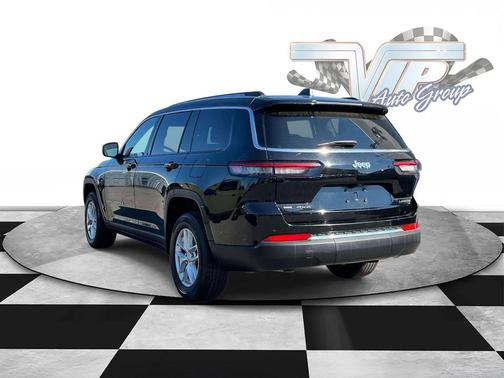 Diamond Black Crystal Pearlcoat 2022 Jeep Grand Cherokee L Laredo