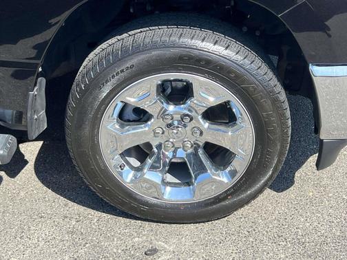 Diamond Black Crystal Pearlcoat 2022 RAM 1500 Big Horn/Lone Star