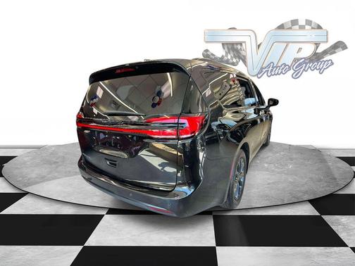 Brilliant Black Crystal Pearlcoat 2021 Chrysler Pacifica Touring L