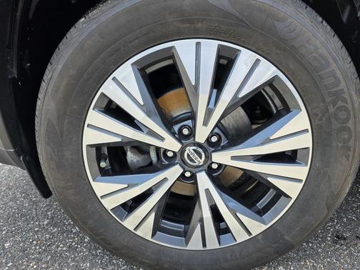 Brilliant Silver Metallic 2021 Nissan Rogue SV