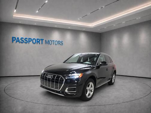 Mythos Black Metallic 2023 Audi Q5 40 Premium