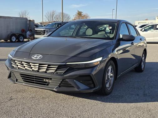 2024 Hyundai ELANTRA SE